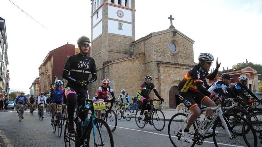 Los ciclistas por las calles de Nava.