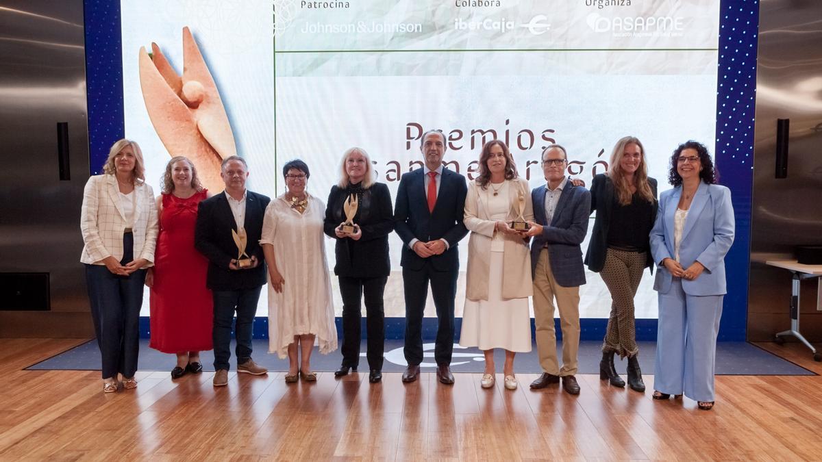 Ana López (cuarta por la izda.), gerente de Asapme, con los premiados en la gala de 40º aniversario, y el consejero de Sanidad.