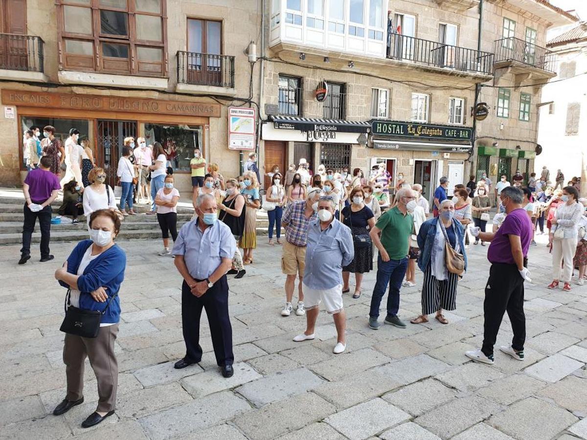 La pandemia no frena la pasión por el Cristo. A pesar de que la Covid-19 ha impedido, por primera vez en la historia, la celebración de la multitudinaria procesión, centenares de fieles recorren desde ayer las calles de la ciudad y el Casco Vello para rendirle homenaje.