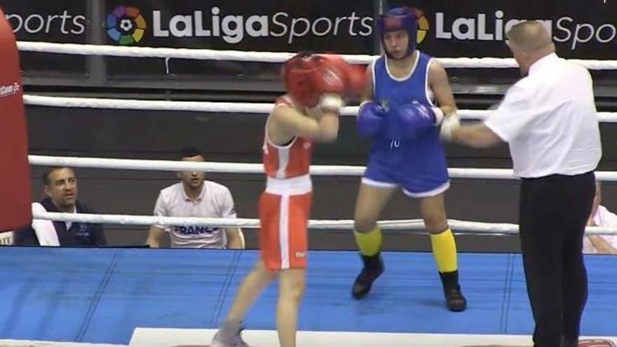 Alba Bigarella, de azul, durante su combate ante Salma Frifa.