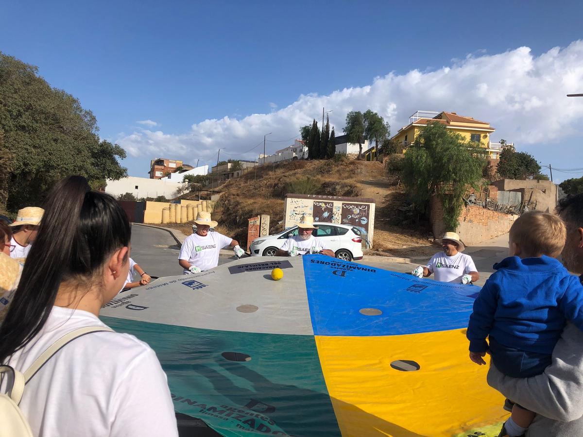 Los agentes dinamizadores ofrecieron un juego para todas las edades para aprender a reciclar bien la basura.