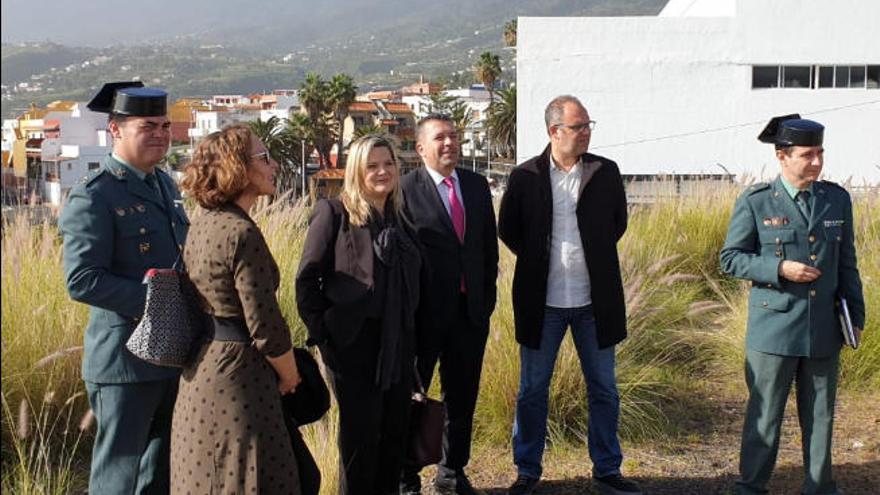 Imagen de la visita realizada ayer a la parcela que el Ayuntamiento ofrece para la Guardia Civil.