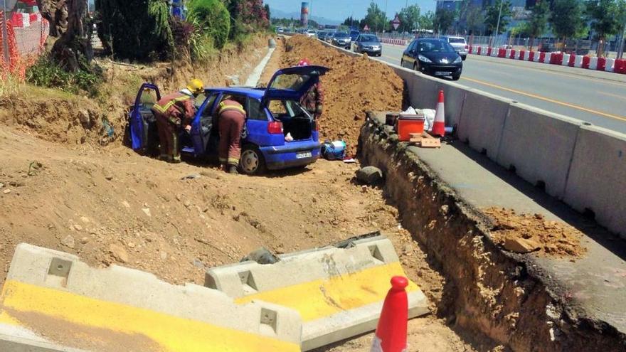 El vehicle accidentat dins del fossat en obres.