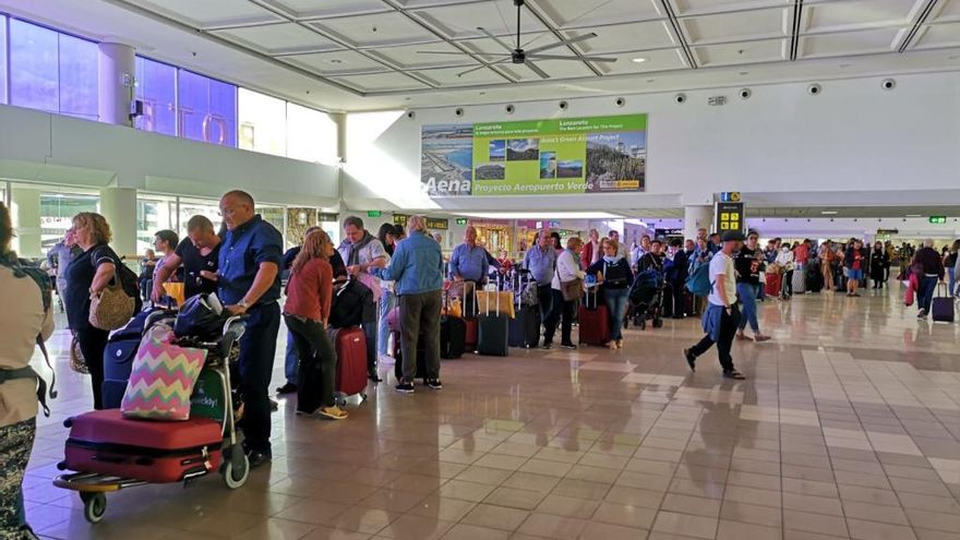 Asturianos en el aeropuerto de Lanzarote