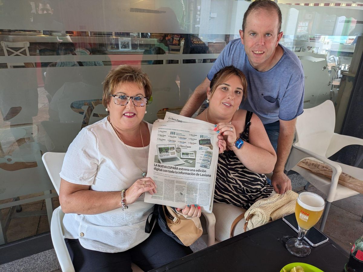 Orcelina Gutiérrez, Rosana Rodríguez y José Luis Martín muestran un ejemplar de LA NUEVA ESPAÑA