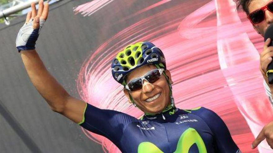 Quintana gana una etapa épica y se viste de rosa en el Giro