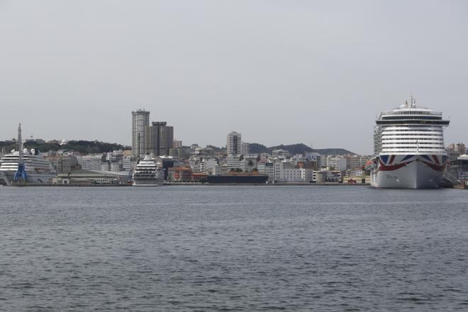 Una triple escala de cruceros en el puerto deja 8.500 visitantes en A Coruña