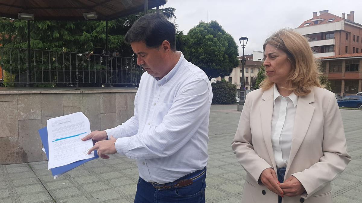 Silverio Argüelles y Nuria Niño muestran el informe de los servicios técnicos municipales