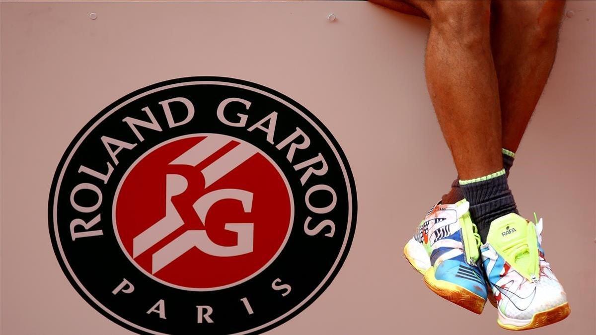 Las piernas de Nadal en el podio de Roland Garros en París.