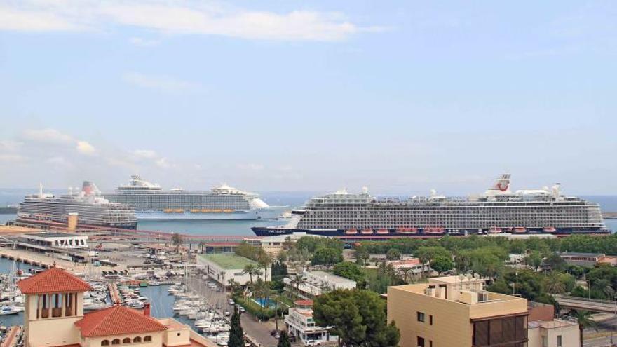 Los tres cruceros, ayer en el puerto de Palma.