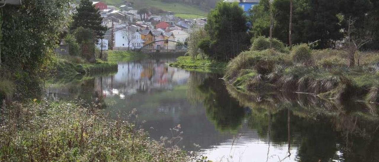 Vista de la desembocadura del río Suarón desde la Avenida de Asturias, con el centro de Vegadeo al fondo.