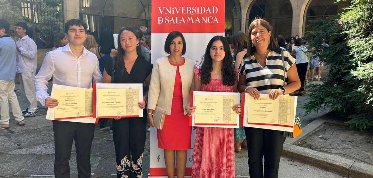 Arriba, la directora provincial de Educación, María Teresa Pérez, con la profesora Elisa Gómez y sus alumnos del colegio Medalla Milagrosa. A la izquierda, los tres alumnos con las mejores notas de la PAU. | CEDIDA