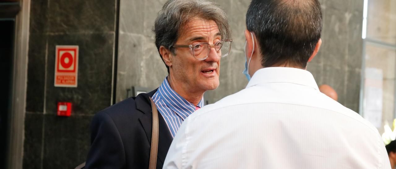 El policía junto a su abogado en el interior del palacio de justicia, durante el juicio que se celebró en 2022.