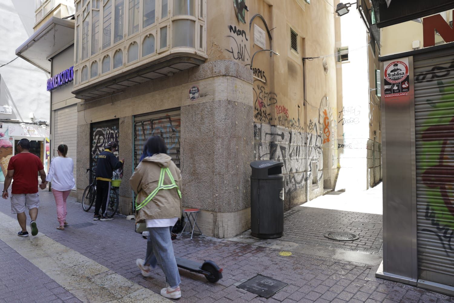 Un hombre tira a otro por la ventana de un segundo piso durante una pelea en Palma