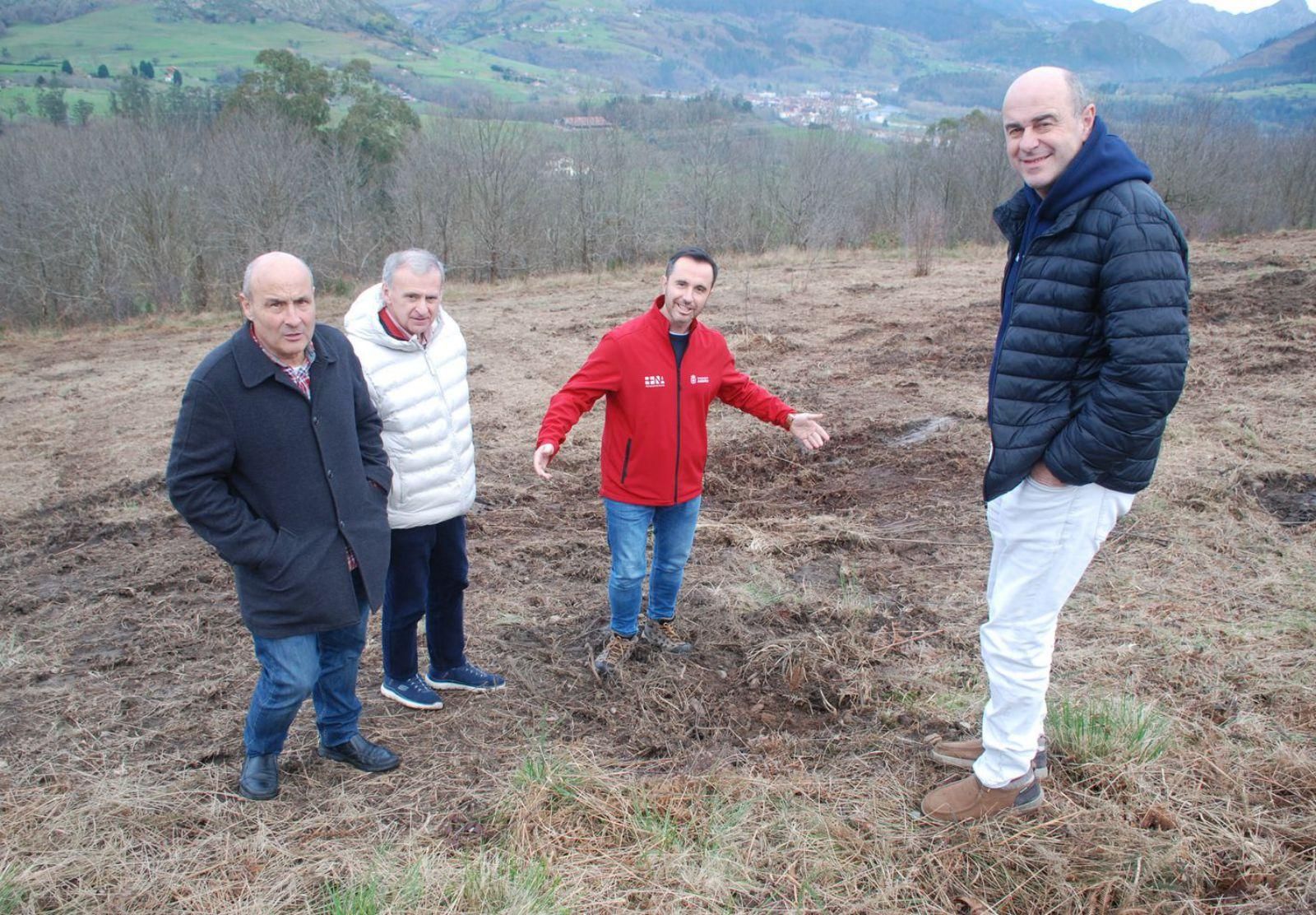 Por la izquierda, Vicente Espina (director del parque natural de Redes), Emilio García Longo, David Villar y Álvaro Palacios (vicealcalde de Parres), en la finca municipal de La Toya repoblada con castaños.