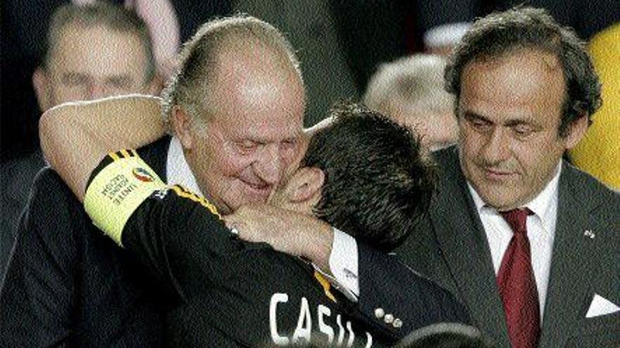 El Rey de España y Casillas se funden en un abrazo ante Michel Platini. / Juanjo Martin