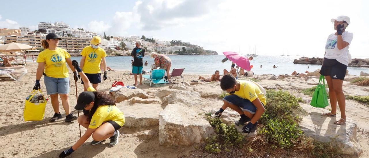 Una acción de limpieza de playas de Plastic Free Ibiza.