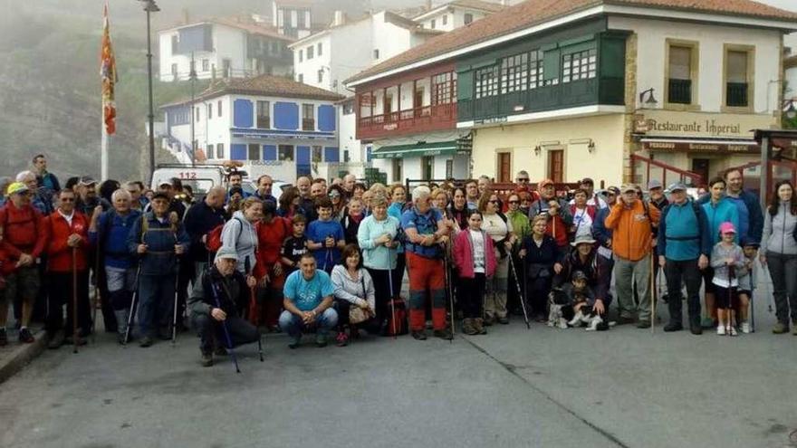 Los participantes en la ruta, antes de la salida en Tazones.