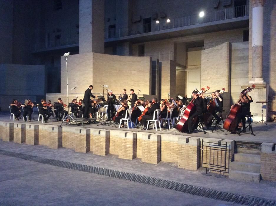 Actuación de l'Orquestra Simfònica de la SMI Santa Cecilia de Cullera.