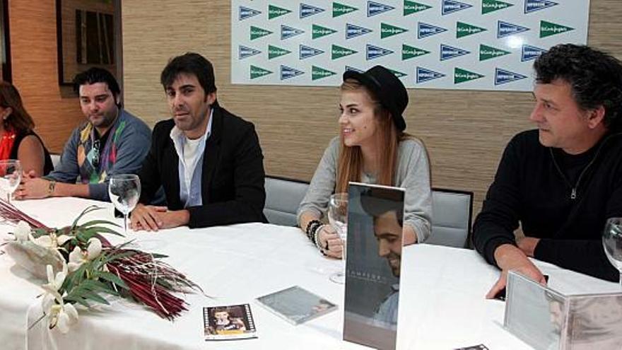 La presentación del nuevo trabajo musical de Sampedro y del concierto en el Gran Teatro se realizó ayer en El Corte Inglés .