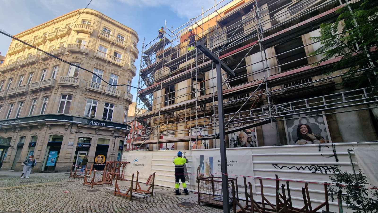 Así se desmontan los andamios en el edificio protegido del centro de Vilagarcía, cuya reconstrucción está a medias y fue paralizada por el Concello hace un año.