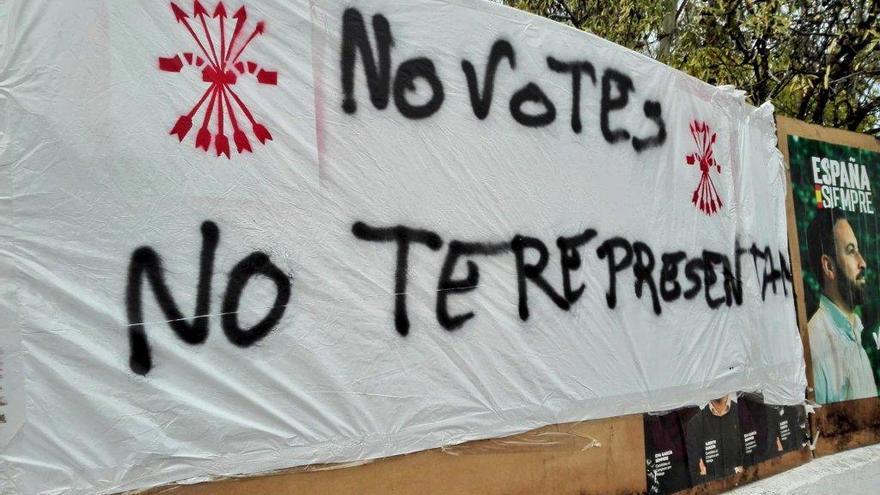 El cartel, con el yugo y las flechas falangistas, y el lema &quot;No votes, no te representan&quot; aparecido este jueves en Ronda.