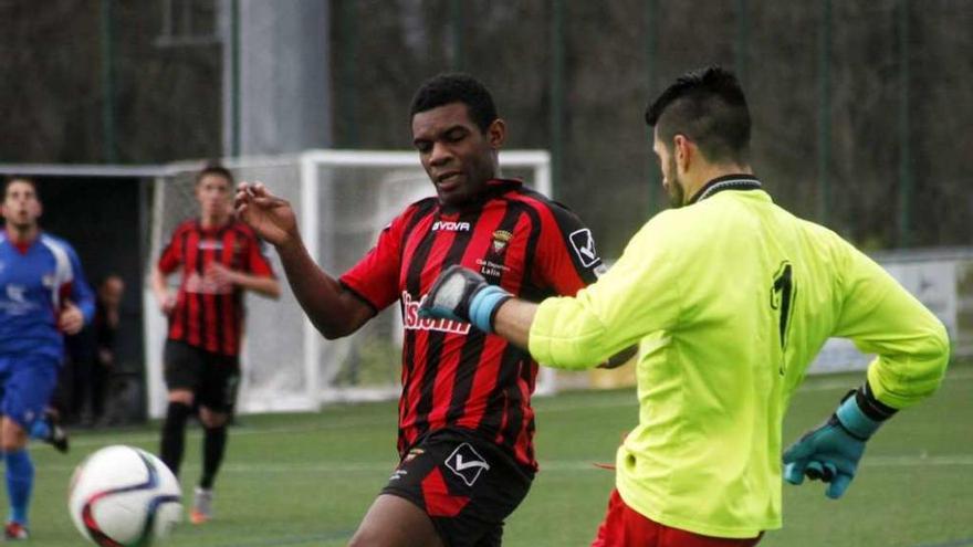 Yemba disputa un balón al portero del Domaio, Cristian, en un lance del partido de ayer. // Bernabé/Luismy
