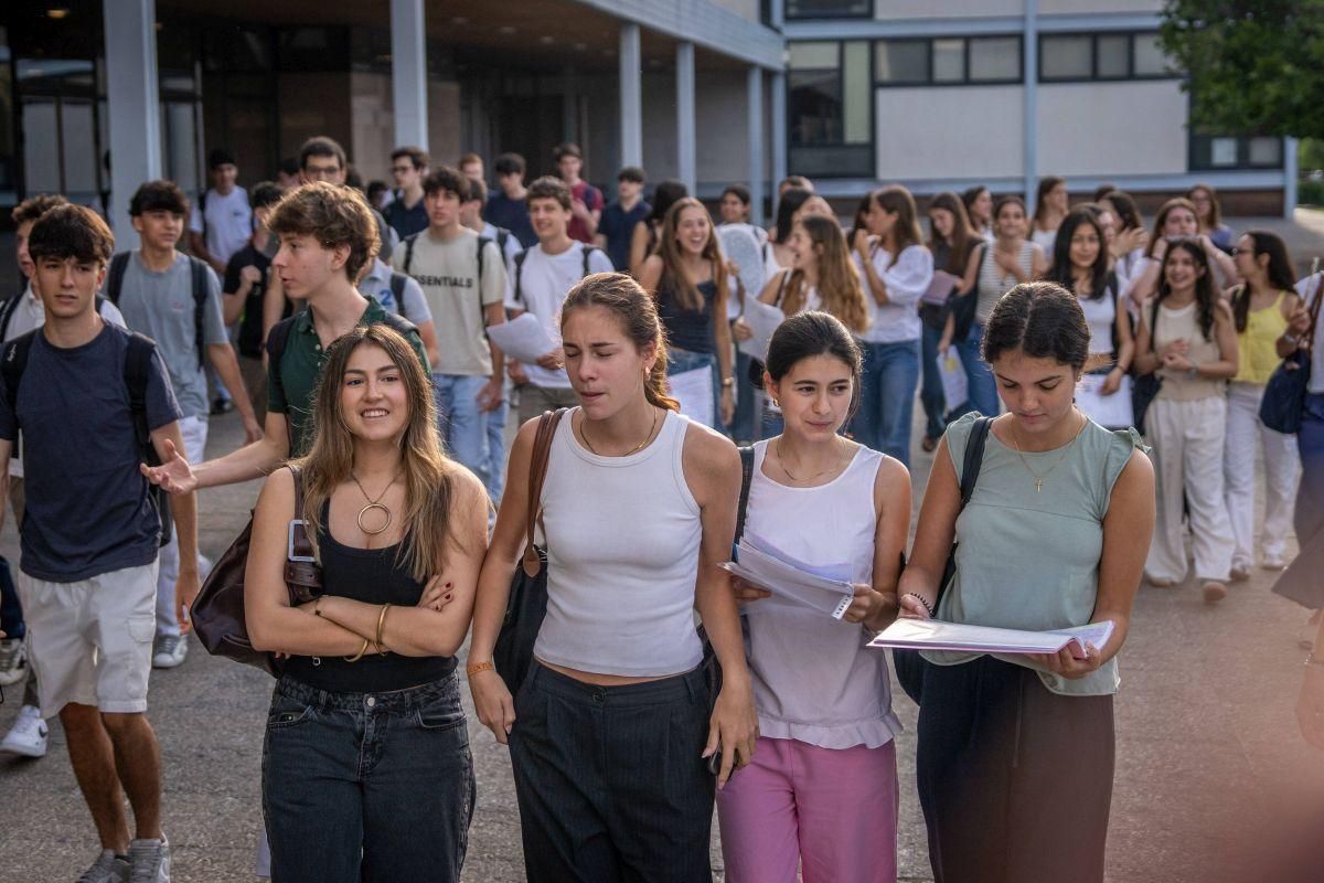Llegada de alumnos a la Facultat de Dret de la UB, el primer día de exámenes de las PAU 2025 en Catalunya