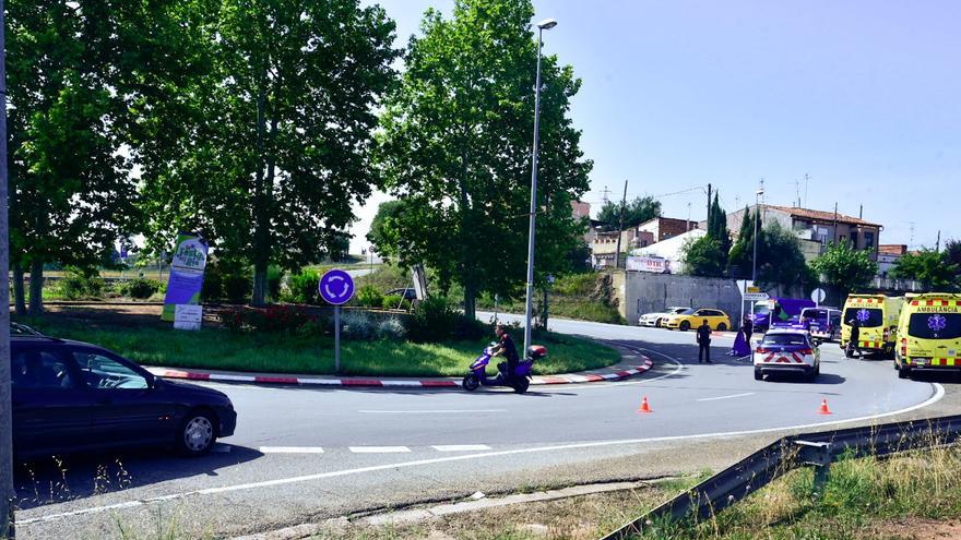 Una ferida en un accident a la rotonda del capdamunt de la Pujada Roja