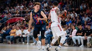 El azulgrana Jokubaitis defiende la subida de balón de Chiozza, del UCAM Murcia