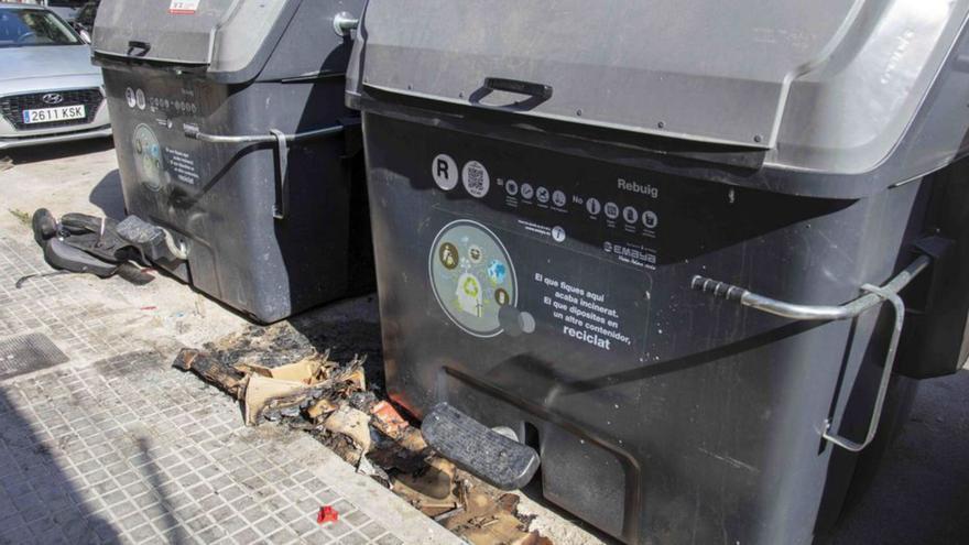 Los vecinos apagan un contenedor en la calle Biniali de es Rafal de Palma