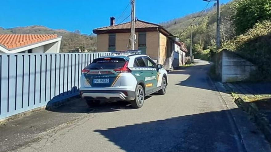 La zona donde se produjo el ataque, con una patrulla de la Guardia Civil. | D. M.