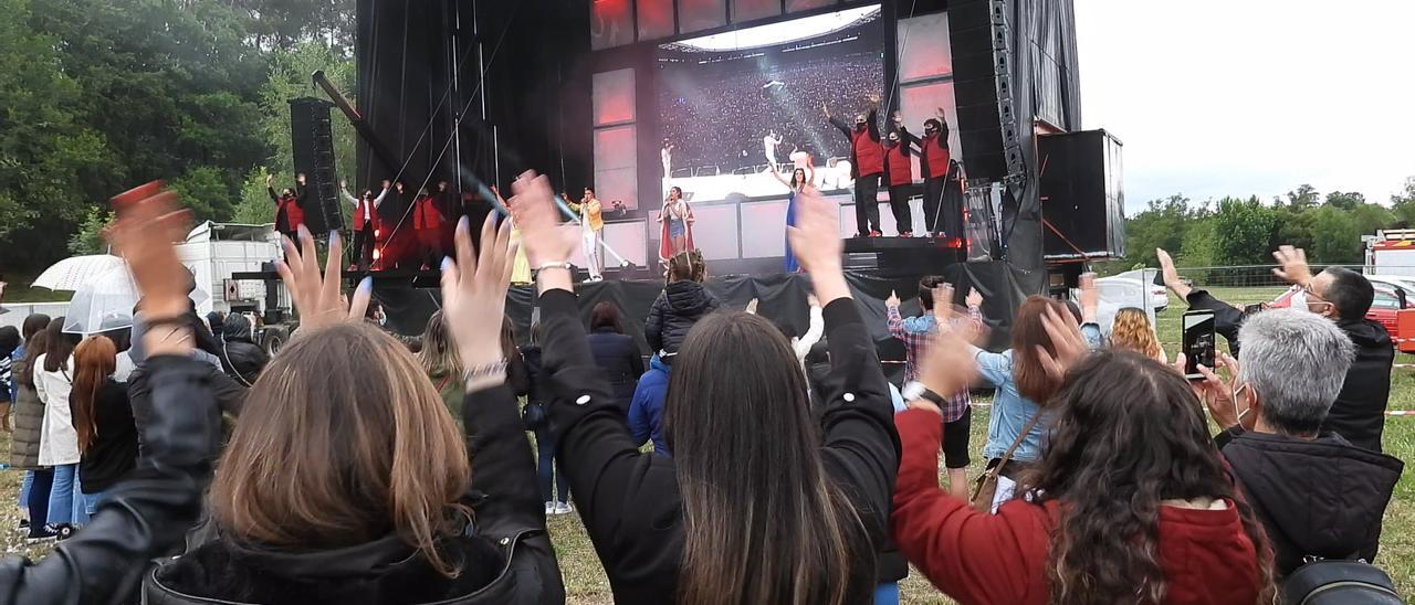 Inicio del espectáculo en As Barcias, con la Orquesta Cinema.