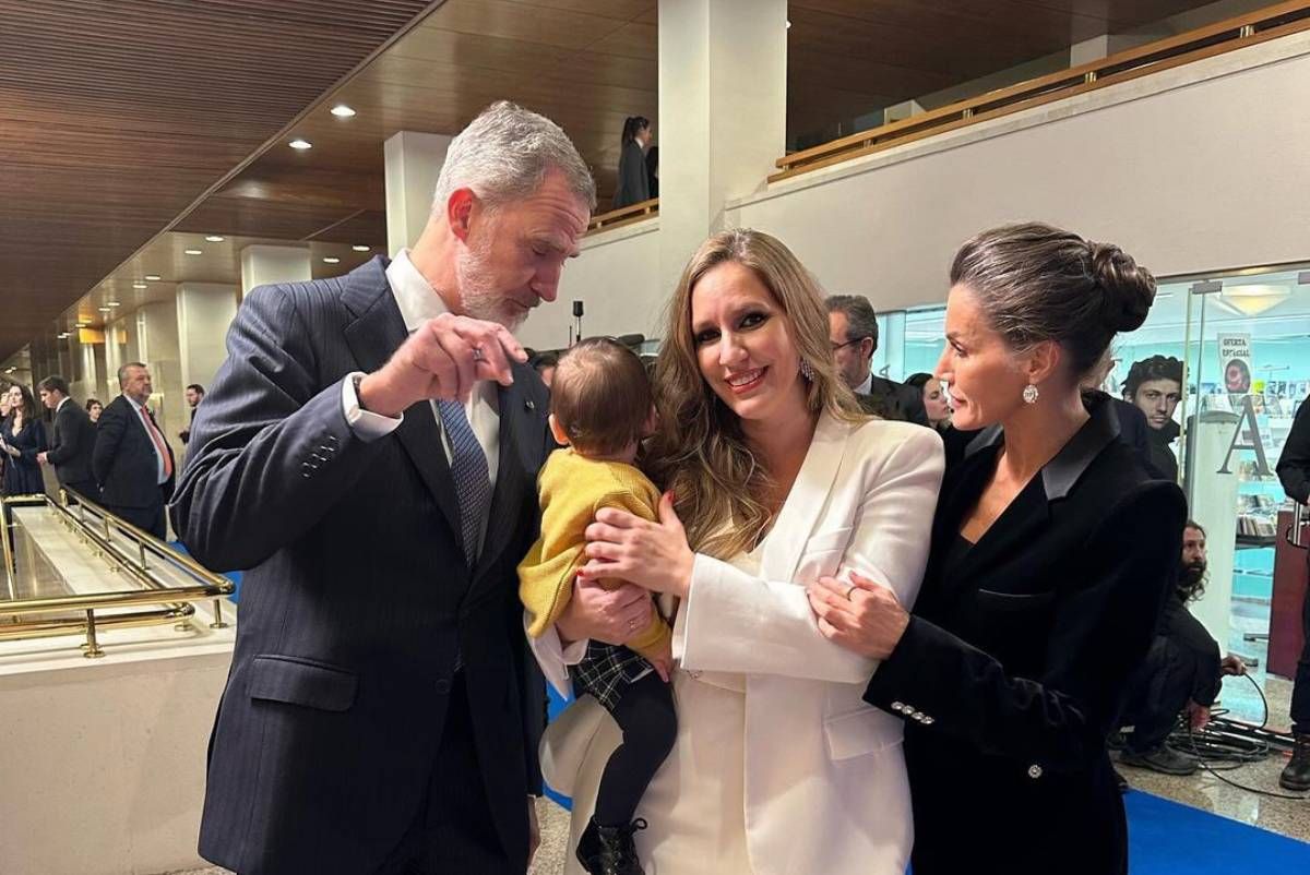 El rey Felipe VI y la reina Letizia juegan con el bebé de la cantante María Toledo