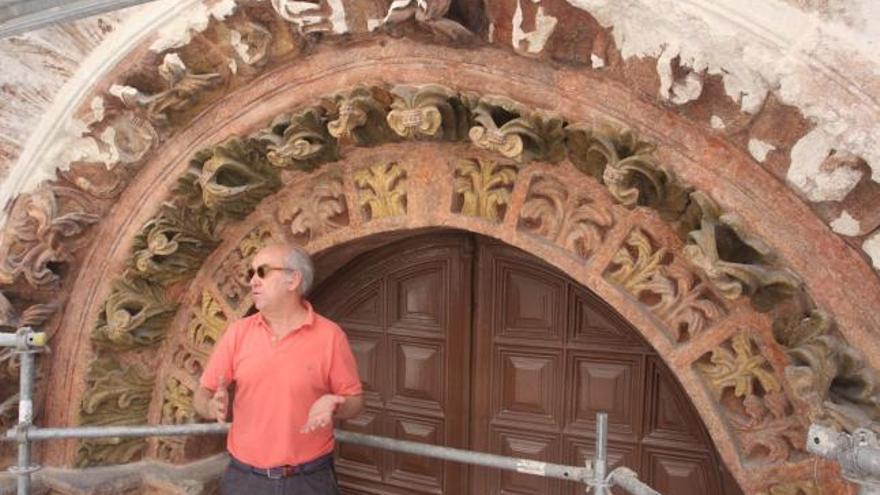 Fernando Pérez explica los detalles de la restauración desde el andamiaje.