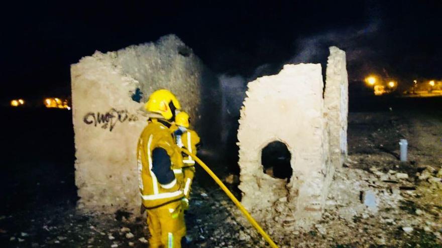 Apagan 4 fuegos forestales en una misma zona de madrugada en Biar