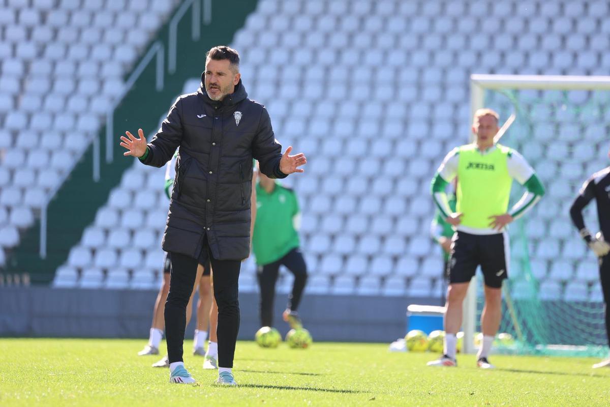 Iván Ania, explicativo ante sus futbolistas durante una sesión de trabajo en El Arcángel.