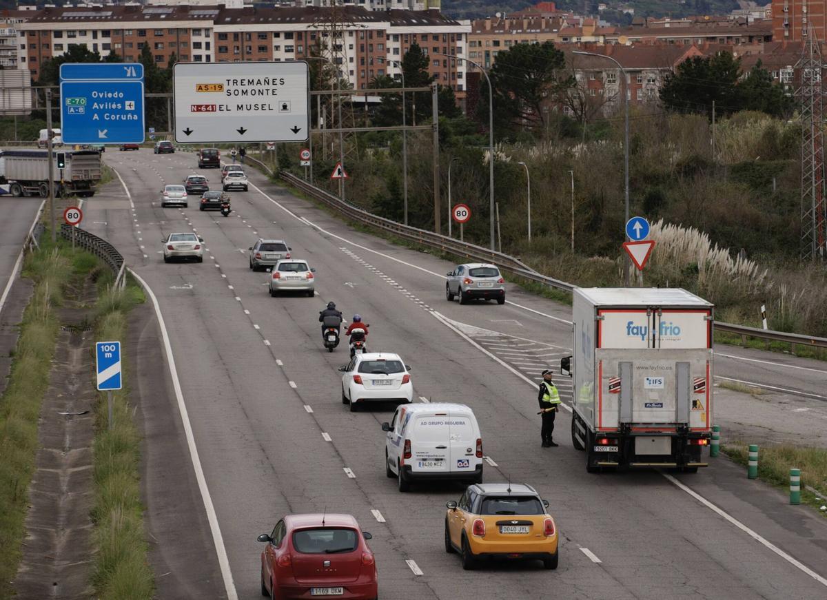 Gijón. Activación protocolo por altos niveles de contaminación. Restricciones tráfico camiones en Avenida Príncipe de Asturias