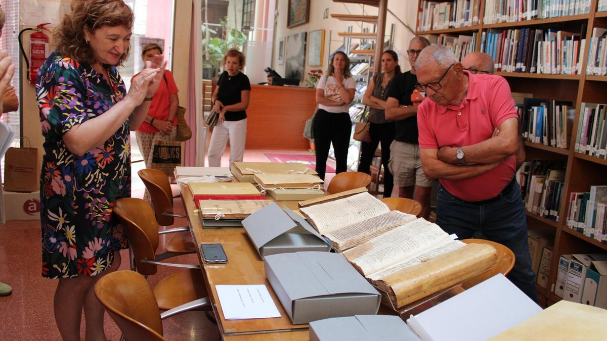 L'arxivera municipal Rosa Seser explica la tasca de restauració dels històrics llibres