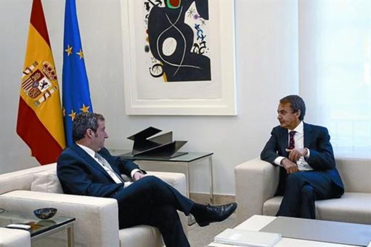 Jordi Hereu (esquerra) conversa amb José Luis Rodríguez Zapatero en els moments previs a la reunió que van mantenir a la Moncloa, ahir.