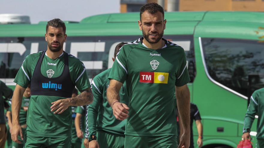 Los jugadores del Elche llegando al polideportivo de Altabix para entrenar