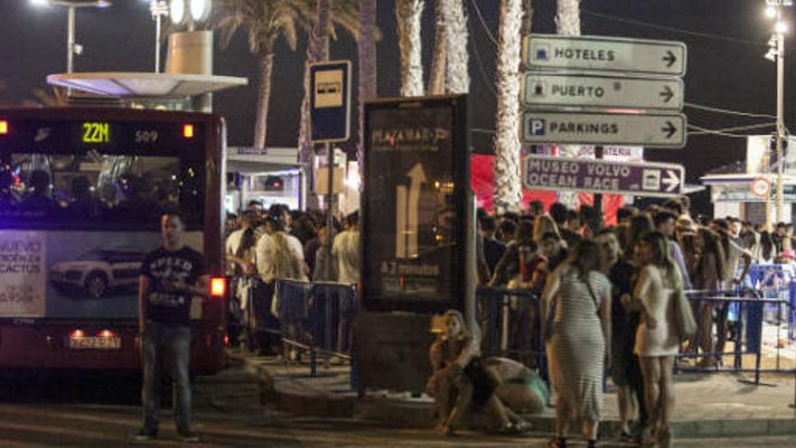 Colas esperando el autobús en Hogueras