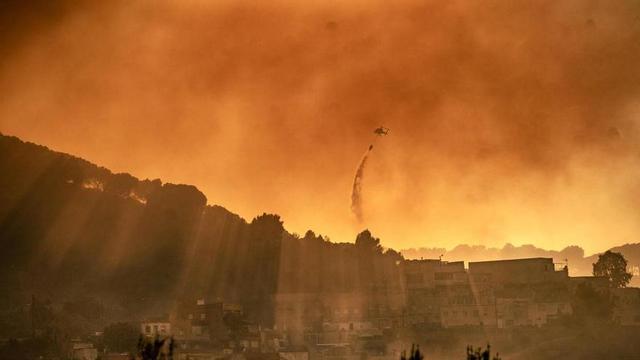 Estabilitzat l’incendi de Collserola després de cremar 45 hectàrees