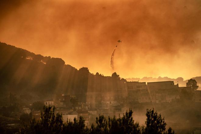 Incendio en Collserola, hoy en directo: última hora de la extinción del fuego en Barcelona, focos activos, causas y afectaciones al transporte