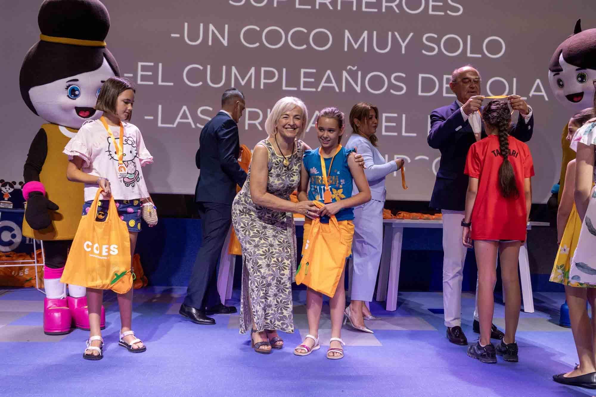 Entrega de premios del concurso infantil de relatos cortos "Cuéntame un cuento para comer" en el Club INFORMACIÓN organizado por COES