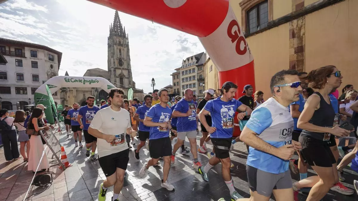 El azul tiñe el corazón de Oviedo con las camisetas de los 1.600 participantes en la carrera solidaria por el autismo