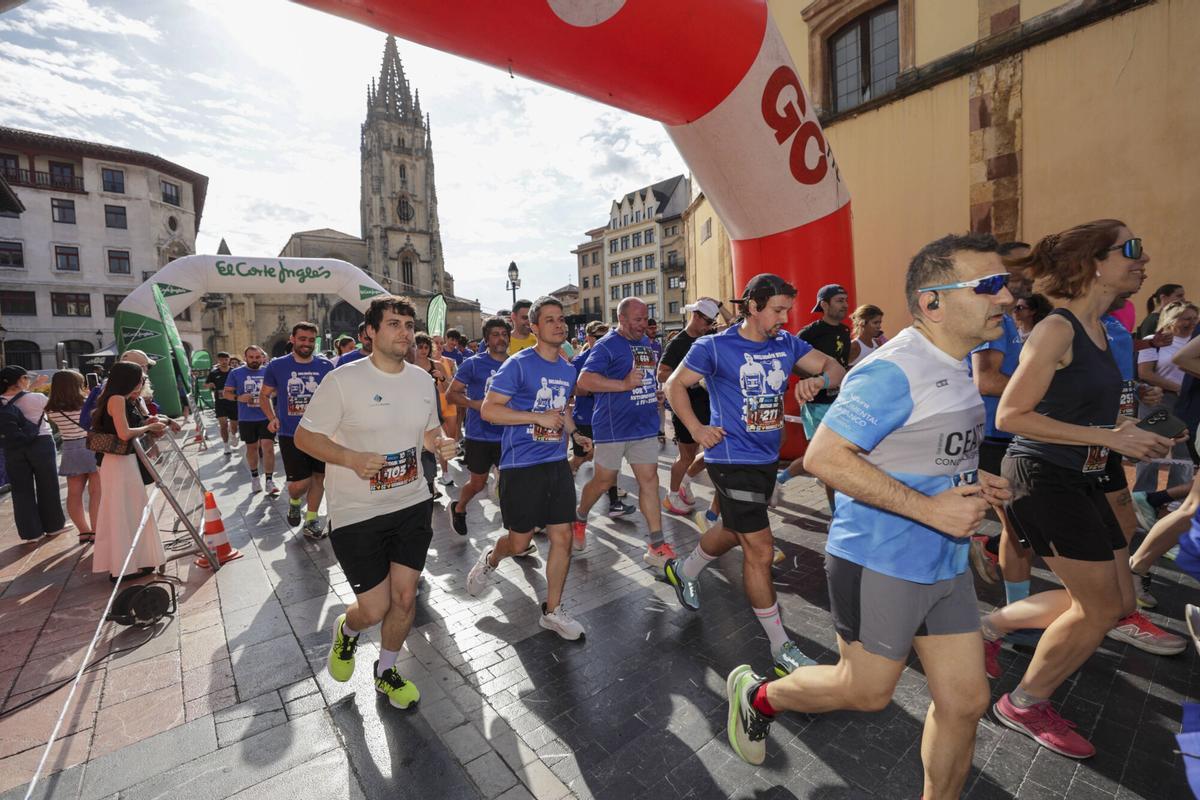 El azul tiñe el corazón de Oviedo con las camisetas de los 1.600 participantes en la carrera solidaria por el autismo El azul tiñe el corazón de Oviedo con las camisetas de los 1.600 participantes en la carrera solidaria por el autismo