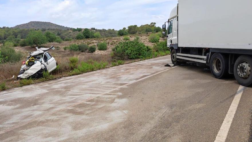 Colisión frontal entre un coche y un camión el 21 de agosto en Cales de Mallorca.