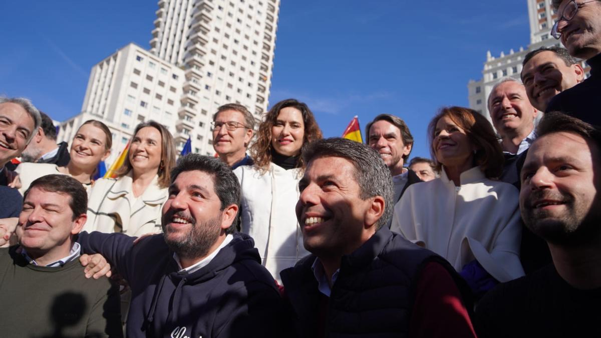 Carlos Mazón con Alberto Nuñez Feijóo y otros líderes populares, esta mañana en Madrid.