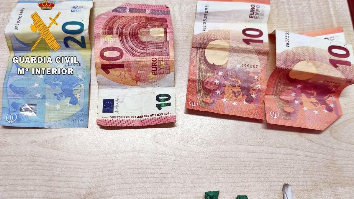 La droga y el dinero intervenido en la operación de la Guardia Civil.
